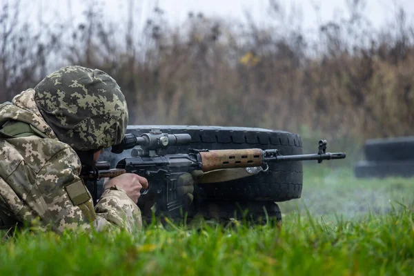 Mesterlövész Ügynök Álcázó Egyenruhában Golyóálló Mellényben Dragunov Mesterlövész Puskájából Tüzel — Stock Fotó