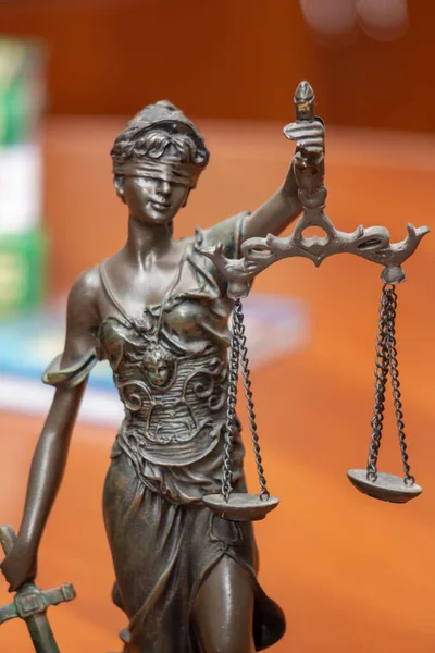 Scale Giustizia Simbolo Una Statua Temis Bendato Strumenti Usati Rimanere — Foto Stock