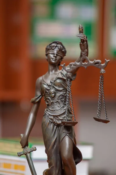 Scale Giustizia Simbolo Una Statua Temis Bendato Strumenti Usati Rimanere — Foto Stock
