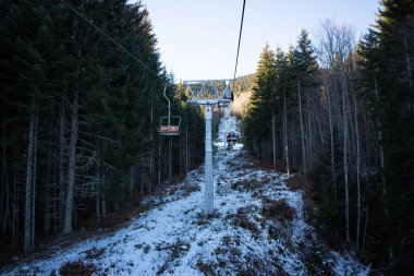 Goce Delcev kulübesinden Bulgaristan 'ın PIrin Dağları' ndaki Bezbog Gölü 'ne uzanan kayalıklardan görüntü. Karlı, soğuk bir kış sabahında çok yaşlı bir kaygan.