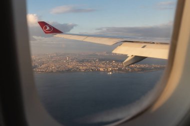 İSTANBUL, TURKEY - 5 ARALIK 2017: Uçak gün batımında inerken Türk havayolları uçağının penceresinden, İstanbul şehrinin manzarasını izleyin