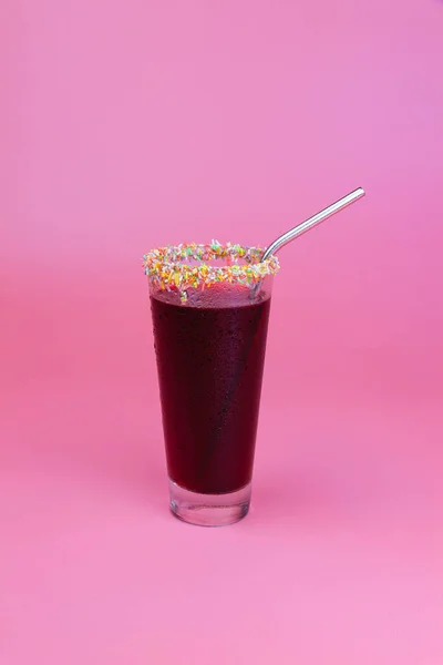 Bebida Roja Con Pepitas Colores Comestibles Borde Del Vidrio Sobre —  Fotos de Stock