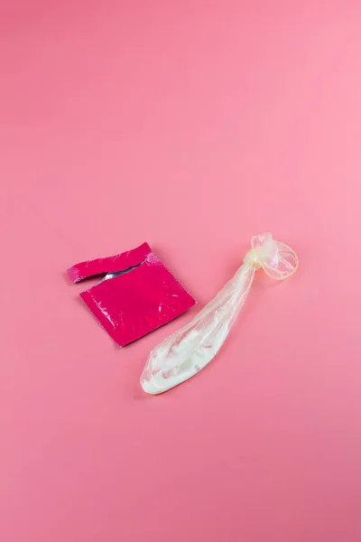 Відкритий Вживаний Презерватив Його Упаковка Рожевому Тлі Безпечний Секс Стосунки — стокове фото