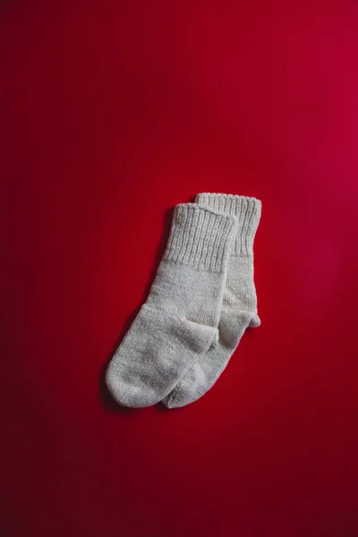 Традиційні Сплетені Шкарпетки Зроблені Старою Бабусею Ізольовані Червоному Тлі Вертикальний — стокове фото