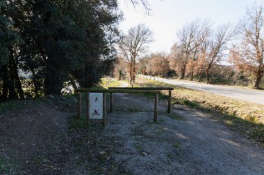 Sadece yayalar için bir yol manzarası, yol tabelası motosikletlerin yasak olduğunu gösteriyor. Katalonya, İspanya. Güvenlik için Avrupa yol işaretleri