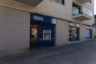 CALDES DE Montbui, İspanya - 31 Ocak 2021: İspanya 'daki bir BBVA bankasının ATM hizmet makinesi. Kırmızı ATM makinesi