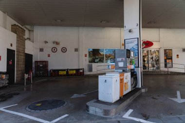 CALDES DE Montbui, İSPAN - 31 HAZİRAN 2021 İspanya 'da ünlü bir markanın benzin istasyonu Repsol. Benzin pompası sapları. 95 oktan benzin, E5, mazot ve benzin kabzası arabaya benzin doldurmak için. Avrupa Benzin İstasyonu ayrıntıları Program 'ın devam ettiğini belirten imza 