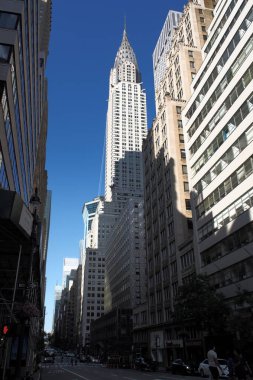 New York, New York, New York, ABD - 18 Ağustos 2020 'de şehir merkezinde bulunan Chrysler Binası ile Lexington Bulvarı boyunca kuzeye bakın.