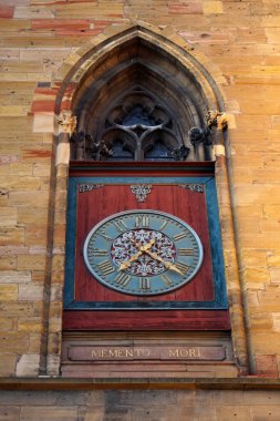 St. Martin Kilisesi, Colmar, Fransa - 4 Temmuz 2017 ön cephesinde MEMENTO MORI sloganı ile saat