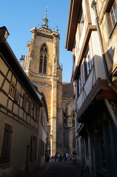 哥特式圣马丁教堂钟楼 从中世纪狭窄的小巷侧面看 法国科尔马 2017年7月4日 — 图库照片