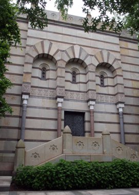 1870 'te Yale Üniversitesi, New Haven, CT, ABD' de Moorish Revival tarzında inşa edilen parşömen ve anahtar mezarı.