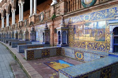 İspanya Meydanı, İspanya Plaza de Espana, Seville, İspanya 'nın duvarları boyunca uzanan taşra geçitleri - 5 Ocak 2019