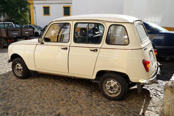 Antika Renault 4 arabası kaldırımda, Evora, Portekiz - 3 Ocak 2019