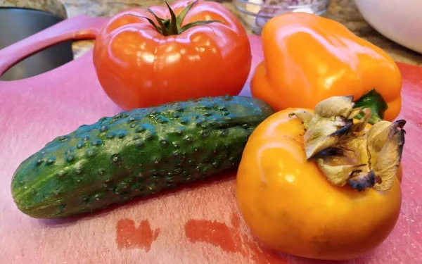 Las Frutas Hortalizas Tabla Roja Cortar Tomate Pimiento Dulce Pepino —  Fotos de Stock