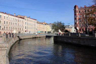Arkasında Aslan Köprüsü olan Griboyedov Kanalı Embankmentleri, St. Petersburg, Rusya - 12 Ekim 2013