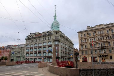 Moyka Nehri üzerindeki Kızıl Köprü, Gorokhovaya Caddesi, St. Petersburg, Rusya - 13 Ekim 2013