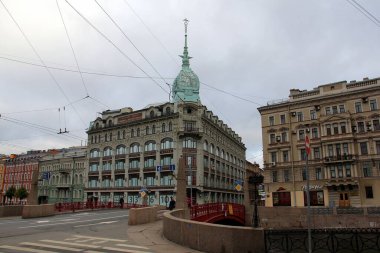 Moyka Nehri üzerindeki Kızıl Köprü, Gorokhovaya Caddesi, St. Petersburg, Rusya - 13 Ekim 2013