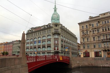 Moyka Nehri üzerindeki Kızıl Köprü, Gorokhovaya Caddesi, St. Petersburg, Rusya - 13 Ekim 2013