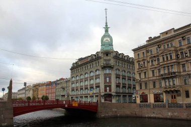 Moyka Nehri üzerindeki Kızıl Köprü, Gorokhovaya Caddesi, St. Petersburg, Rusya - 13 Ekim 2013