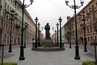 Malaya Konyushennaya Caddesi, Gogol Anıtı, eski moda lambalar, kasvetli bir günde manzara, St. Petersburg, Rusya