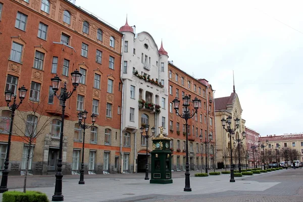 Malaya Konyushennaya Street Oude Advertentie Post Het Midden Van Straat — Stockfoto