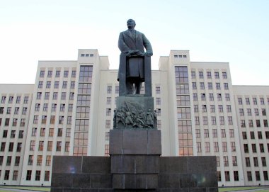 İdari binanın önündeki Lenin heykeli, Independence Meydanı, Minsk, Belarus - 29 Haziran 2012