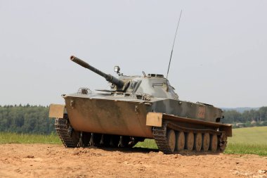 Sovyet yapımı tank Stalin Hattı Müzesi sahasında, PT-76 amfibik hafif tank, Minsk, Belarus - 2 Temmuz 2012