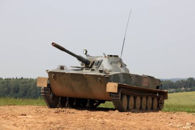 Sovyet yapımı tank Stalin Hattı Müzesi sahasında, PT-76 amfibik hafif tank, Minsk, Belarus - 2 Temmuz 2012