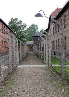 Auschwitz toplama kampının dikenli telleri ve kışlası, Oswiecim, Polonya - 26 Haziran 2012