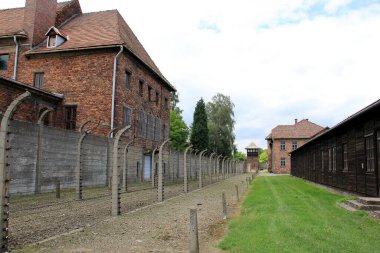 Auschwitz toplama kampının dikenli telleri ve kışlası, Oswiecim, Polonya - 26 Haziran 2012