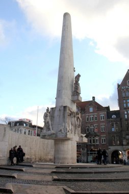 Dam Meydanı 'ndaki Ulusal Anıt, 2. Dünya Savaşı' ndaki kayıpların anısına, gün batımında Amsterdam, Hollanda 'da - 1 Ocak 2013
