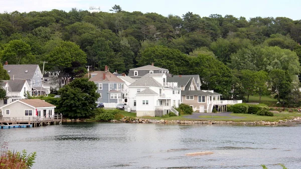 Limanın Pisgah Dağı tarafındaki rıhtım evleri, Boothbay Limanı, ME, ABD - 27 Temmuz 2020