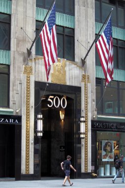 New York, New York, New York, ABD - 11 Ağustos 2020 tarihli ABD bayraklarıyla süslenmiş, 500. caddedeki Somon Kulesi binasının Art Deco giriş kapısı ve fenerleri.