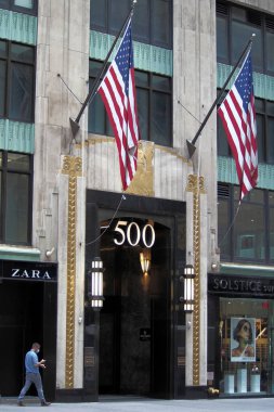 New York, New York, New York, ABD - 11 Ağustos 2020 tarihli ABD bayraklarıyla süslenmiş, 500. caddedeki Somon Kulesi binasının Art Deco giriş kapısı ve fenerleri.