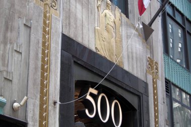 Sanat Deco Somon Kulesi Binası 'nın ana girişinde, New York, New York, ABD - 11 Ağustos 2020