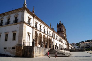 Alcobaca Manastırı, ön cephe, Gotik ve Barok binaları 12. yüzyıldan kalma, Alcobaca, Portekiz - 8 Ağustos 2016