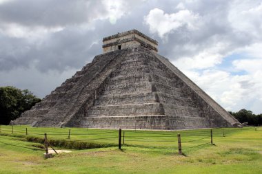 Kukulcan El Castillo Tapınağı arkeoloji sahasının merkezine hakim, Chichen-Itza, Yucatan, Meksika - 30 Eylül 2020