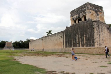 Grand Ballcourt 'un doğu tarafındaki yapı ve duvar, Chichen-Itza, Yucatan, Meksika - 30 Eylül 2020