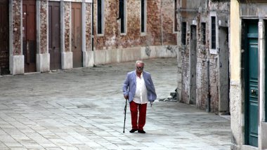 İtalya 'nın Venedik kentinin sakin mahallesinde 22 Eylül 2012' de yalnız bir yaya yürüyor.