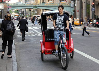 42. caddedeki bisiklet triportörü, arka planda Pershing Square Viaduct, New York, New York, New York, ABD - 11 Mayıs 2012