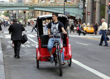 42. caddedeki bisiklet triportörü, arka planda Pershing Square Viaduct, New York, New York, New York, ABD - 11 Mayıs 2012