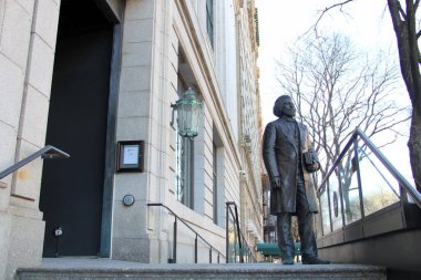 Frederick Douglass heykeli New York Tarih Topluluğu binasının merdivenlerinde, W 77. Cadde girişinde, New York, New York, ABD - 13 Mart 2021