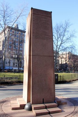 Alfred Nobel Anıtı Theodore Roosevelt Parkı 'nda, 13 Mart 2021' de ABD 'nin New York, New York, New York, ABD Nobel Ödülü' nün Amerikan Ödüllüleri listesine eklenen son eklentiler ile yan yana.