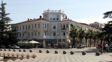 Şehrin göbeğinde, Ninoshvili Caddesi 'ndeki eski moda köşeli bina, Gürcistan, Batumi liman parkından manzara, 26 Eylül 2017