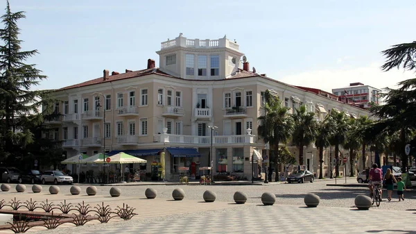 Şehrin göbeğinde, Ninoshvili Caddesi 'ndeki eski moda köşeli bina, Gürcistan, Batumi liman parkından manzara, 26 Eylül 2017