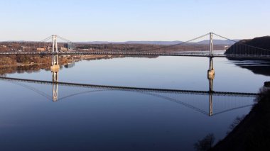 FDR Mid-Hudson Köprüsü, Hudson Nehri üzerindeki asma köprü Poughkeepsie ve Highland arasında, 1930 'da açıldı, günbatımında manzara, Poughkeepsie, New York, ABD - 20 Mart 2021