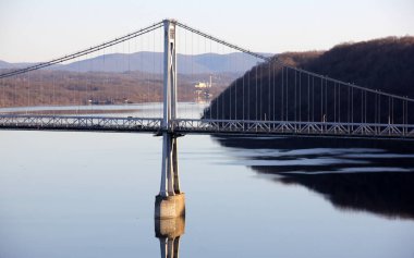 FDR Mid-Hudson Köprüsü, Hudson Nehri üzerindeki asma köprü Poughkeepsie ve Highland arasında 1930 'da açıldı, Batı Kulesi, Poughkeepsie, New York, ABD - 20 Mart 2021