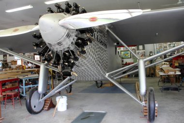 St. Louis 'in Ruhu' nun kopyası, 1927 Charles Lindbergh 'in transatlantik uçuş uçağı, Eski Rhinebeck Havalimanı' ndaki hangarda, Rhinebeck, New York, ABD - 15 Ağustos 2020