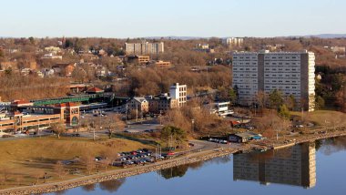 Şehrin liman bölgesi, gün batımında güneye bakın, High Bridge Geçidi 'nden Poughkeepsie, New York, ABD' ye doğru, 20 Mart 2021