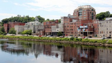 Kennebec Nehri boyunca tarihi kıyı manzarası, Augusta, ME, USA - 26 Temmuz 2020